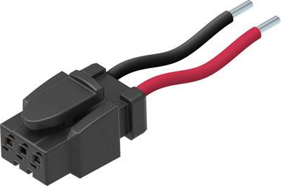 Schwarzer elektrischer Steckverbinder mit roten und schwarzen Kabeln. Verwendet für den Anschluss in elektrischen Systemen.