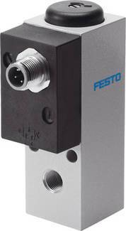 Ein Metallbauteil mit Anschluss, möglicherweise ein Ventil, trägt das Logo 'FESTO'. Einfache Form und industrielle Anwendung.