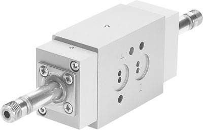 Ein pneumatischer Zylinder mit zwei Anschlüssen, rechteckigem Gehäuse und metallischer Stange, dient zur linearen Bewegung.