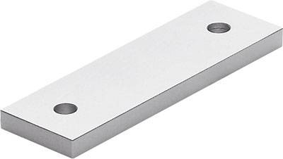 Metallplatte mit zwei Löchern, jeweils an den Enden, flach auf einer weißen Oberfläche liegend.