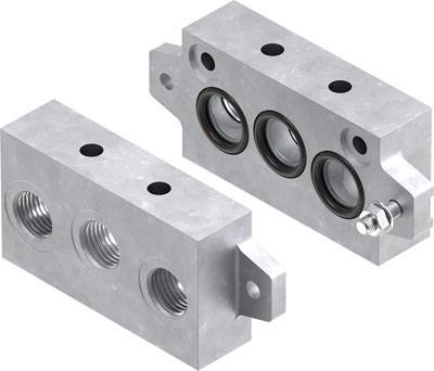 Zwei hydraulische Verteilerblöcke aus Metall, jedes mit mehreren Öffnungen für den Anschluss von Schläuchen oder Leitungen.
