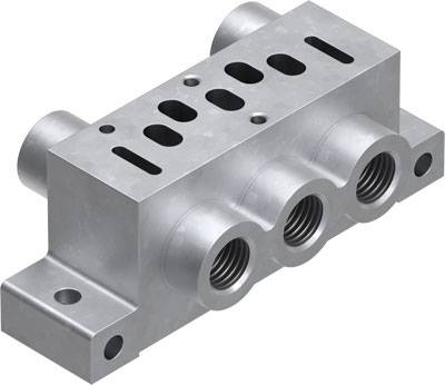 Metallischer Hydraulikblock mit mehreren Bohrungen und Gewinden zur Verbindung von Hydraulikleitungen.