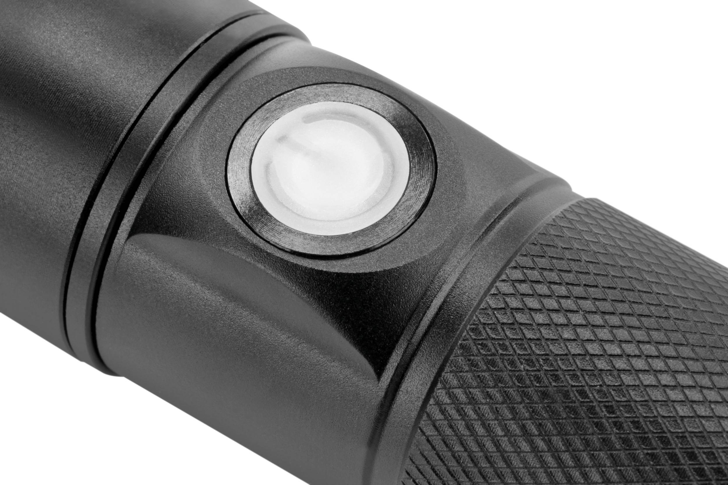Nahaufnahme einer schwarzen Taschenlampe mit strukturiertem Griff, zeigt den Ein-/Ausschalter in der Mitte.