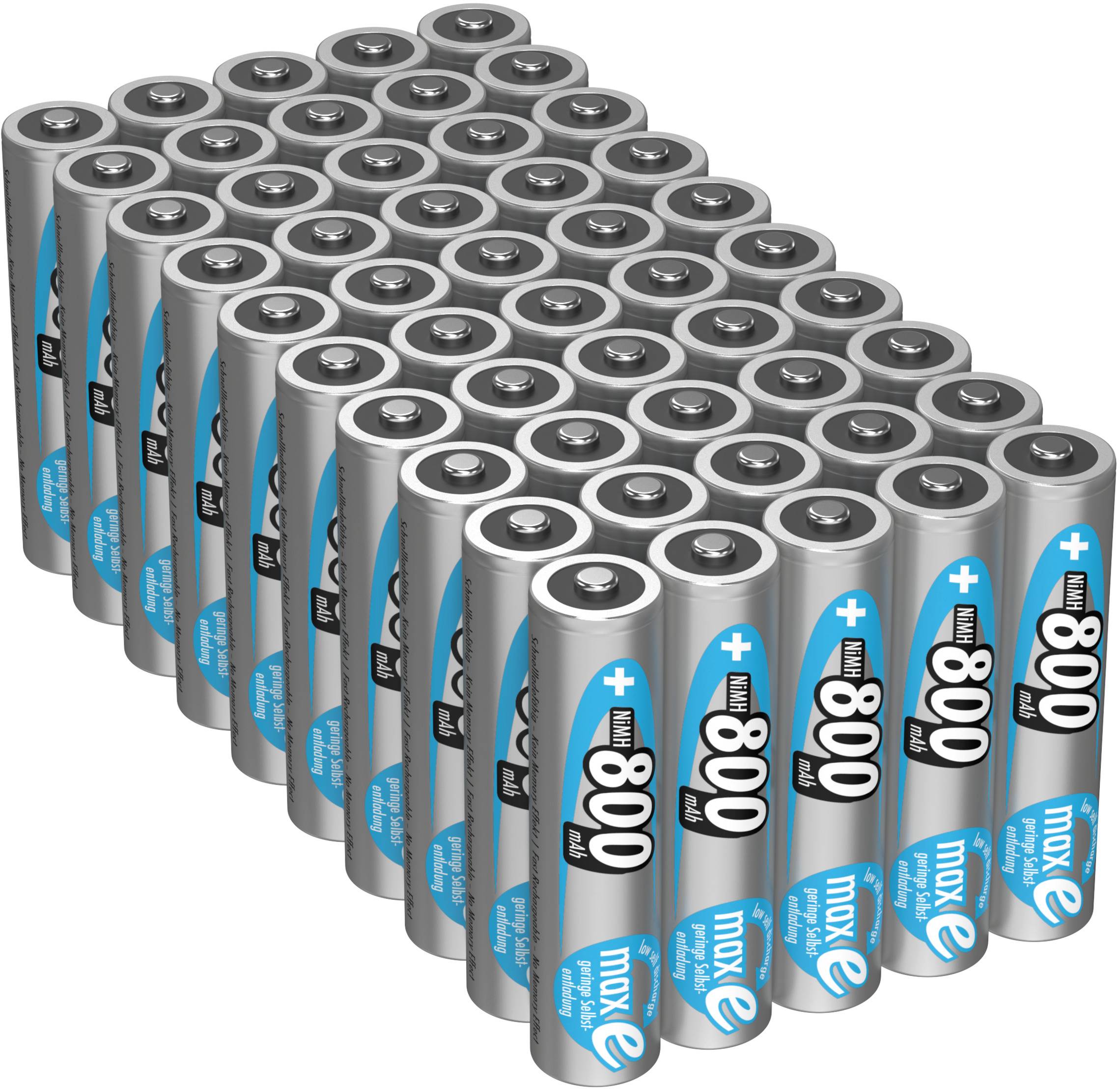 'Viele silberne AA-Batterien in mehreren Reihen gestapelt, jede mit blauer und schwarzer Beschriftung 