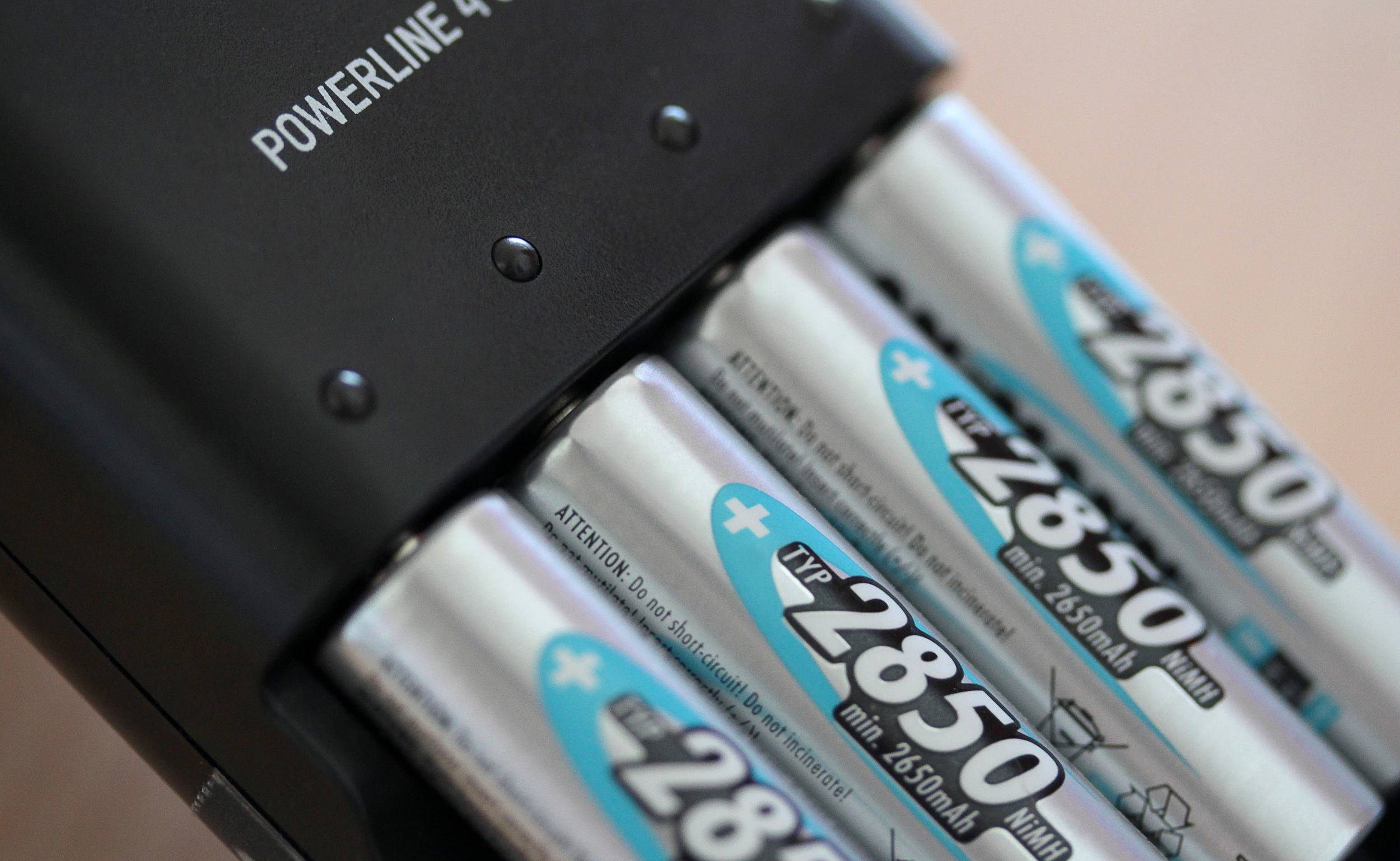 Ein Batterieladegerät lädt vier wiederaufladbare AA-Batterien. Die Batterien haben eine Kapazität von 2850 mAh.