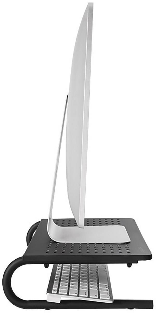 Ein Monitor steht auf einem erhöhten Ständer, darunter ist eine Tastatur verstaut. Die Anordnung spart Platz auf dem Schreibtisch.