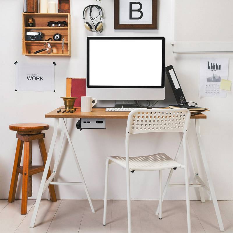 Ein moderner Schreibtisch mit Computer, Kopfhörern, Büchern und Notizen; eine kreative, gut organisierte Arbeitsumgebung.