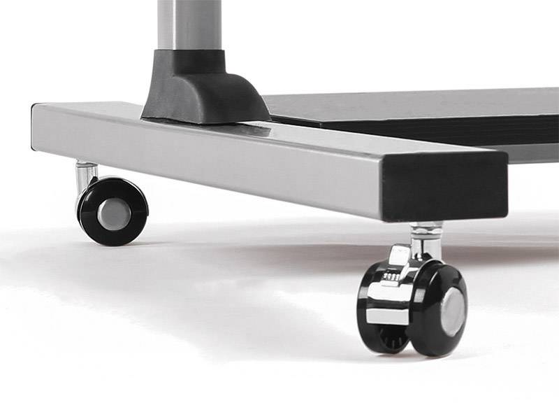 Fuß eines Metallmöbels mit Rollen, die Mobilität ermöglichen. Glatt silberner Rahmen mit schwarzem Zubehör, geeignet für Bodenbeläge.