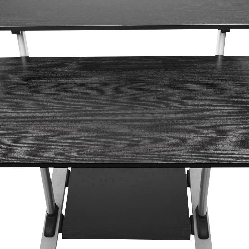 Schwarzer Schreibtisch mit modernem Design, zwei Ebenen und silbernen Beinen, ohne sichtbare Dekoration oder Gegenstände.