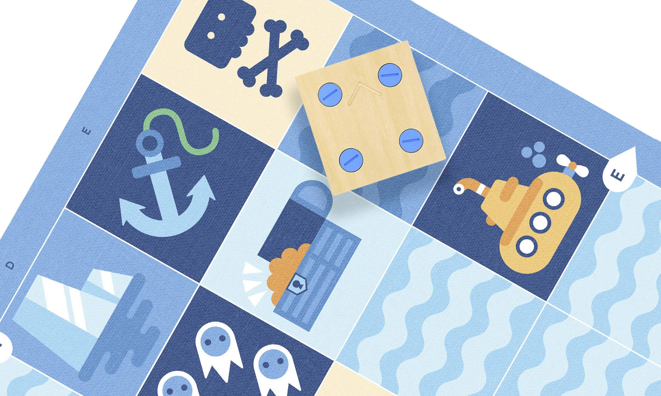 Spielbrett mit maritimen Motiven, wie Anker und U-Boot, und einem Holzwürfel mit blauen Punkten. quadratische Felder in Blau- und Beigetönen.