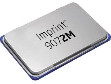 Ein rechteckiger, metallischer Stempel mit der Aufschrift 'Imprint 9072M', auf einer blauen Basis liegend.