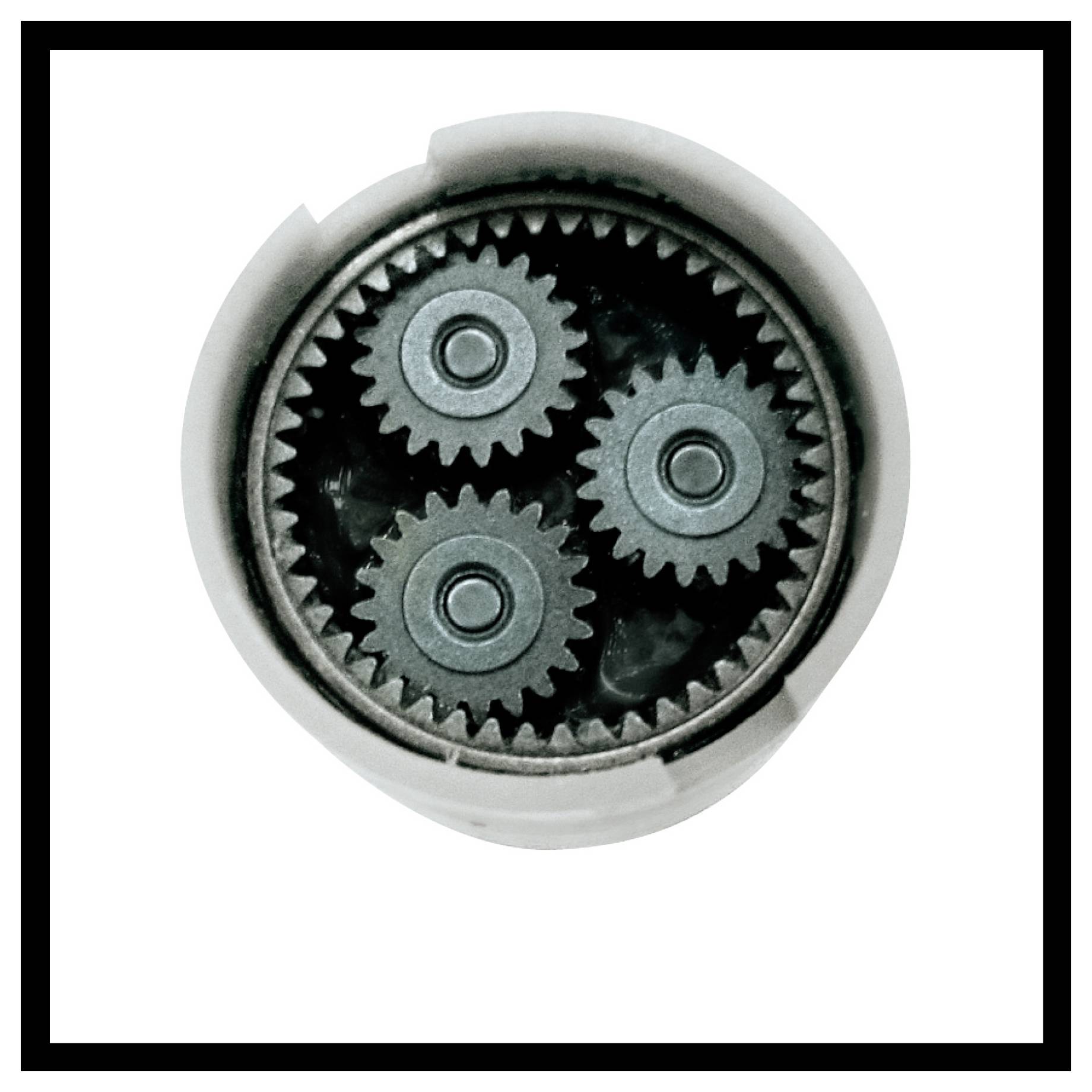 Drei ineinandergreifende Zahnräder innerhalb eines kreisförmigen Gehäuses, symbolisieren Mechanik oder technische Präzision.