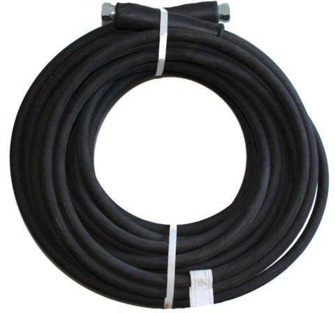 Eine große, zusammengerollte schwarze Gummischlauchspule mit Metallanschlüssen an den Enden, auf einem weißen Hintergrund.