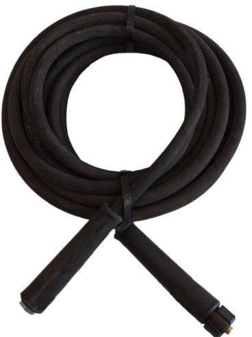 Ein schwarzes, zusammengerolltes Springseil mit Griffen an beiden Enden liegt flach auf einer weißen Oberfläche.