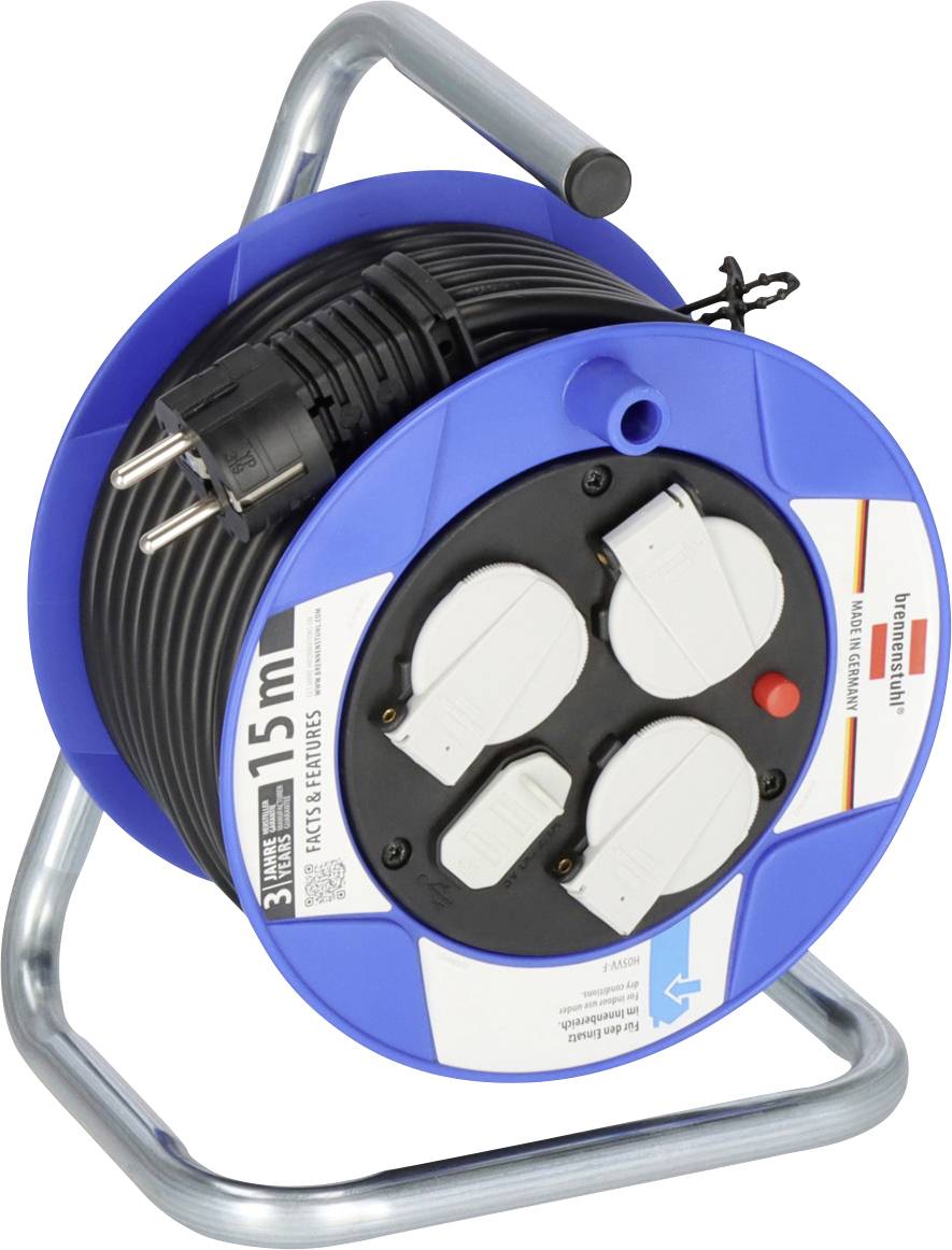 Blaue Kabelrolle mit aufgerolltem schwarzem Stromkabel, vier Steckdosen und einem Stecker auf einem Metallgestell.