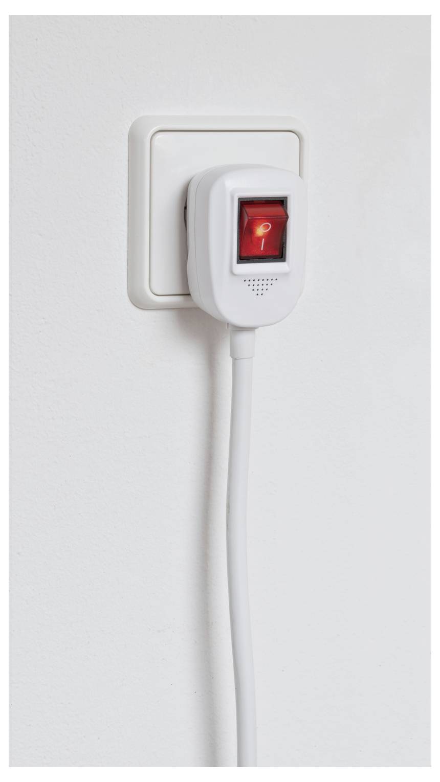 Steckdose mit eingestecktem Elektrogerät, das einen rot beleuchteten Schalter zeigt, und ein weißes Stromkabel, das gegen eine glatte Wand herunterhängt.