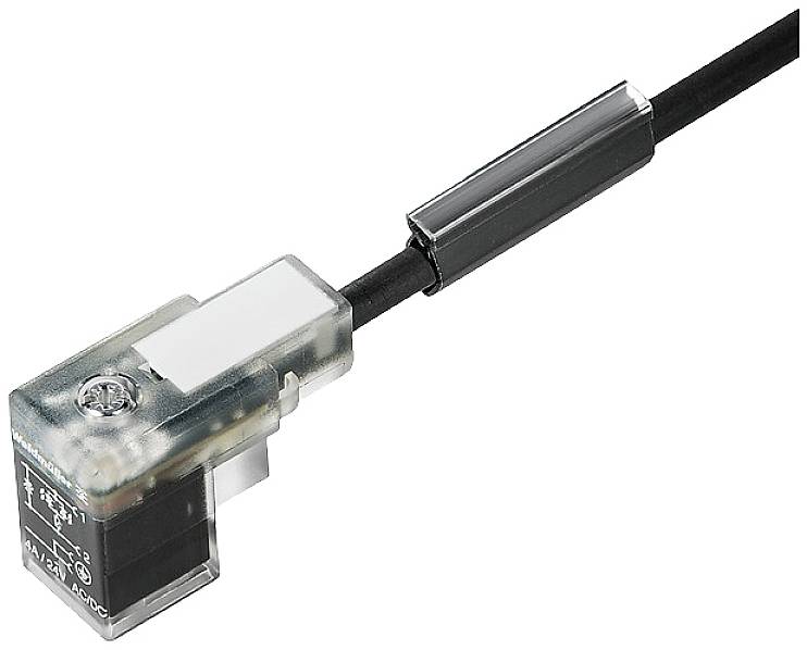 Ein kleiner, rechteckiger elektrischer Stecker mit transparentem Gehäuse ist an einem schwarzen Kabel befestigt, auf weißem Hintergrund.
