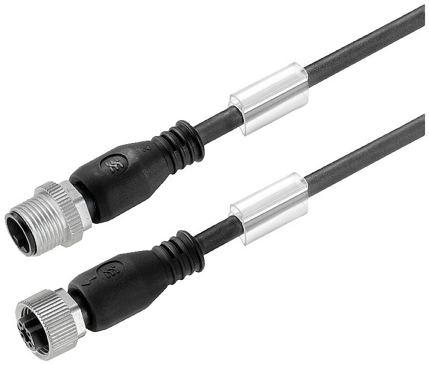 Zwei schwarze elektrische Kabel mit Steckverbindungen, jeweils mit einer metallischen Schraubkupplung am Ende, liegen nebeneinander.