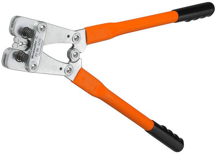 Eine metallene Crimpzange mit orangefarbenen Griffen, verwendet zum Anbringen von Verbindern an Kabeln.