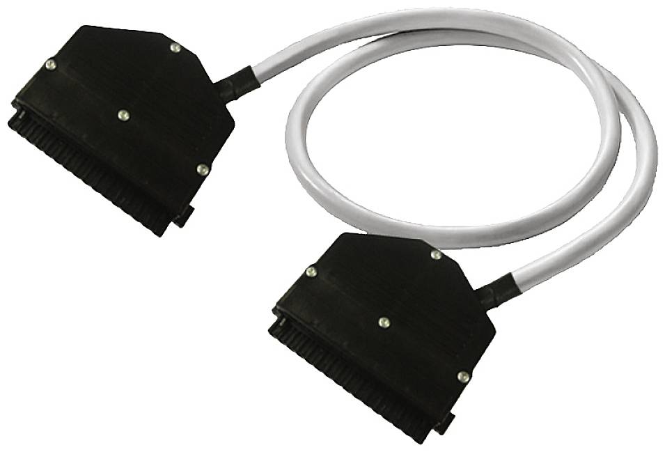 Ein schwarzes Kabel mit zwei identischen Steckverbindern an beiden Enden, die rechteckig und mit mehreren Schrauben befestigt sind.