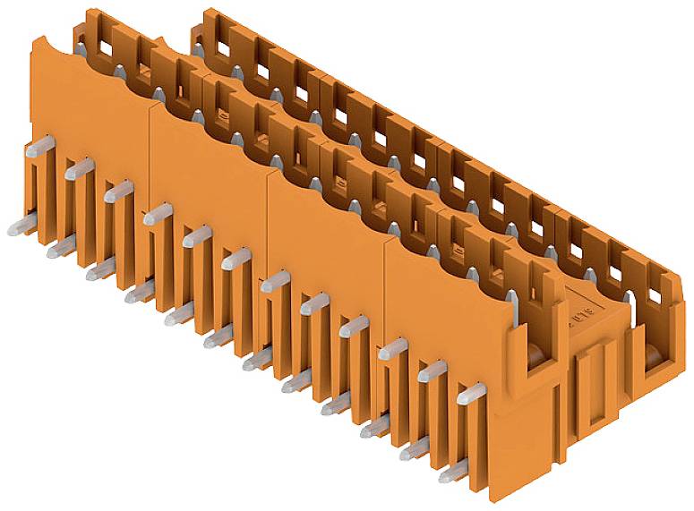 Oranger Kunststoffstecker mit mehreren Stiften, verwendet für elektronische Verbindungen, auf weißem Hintergrund.