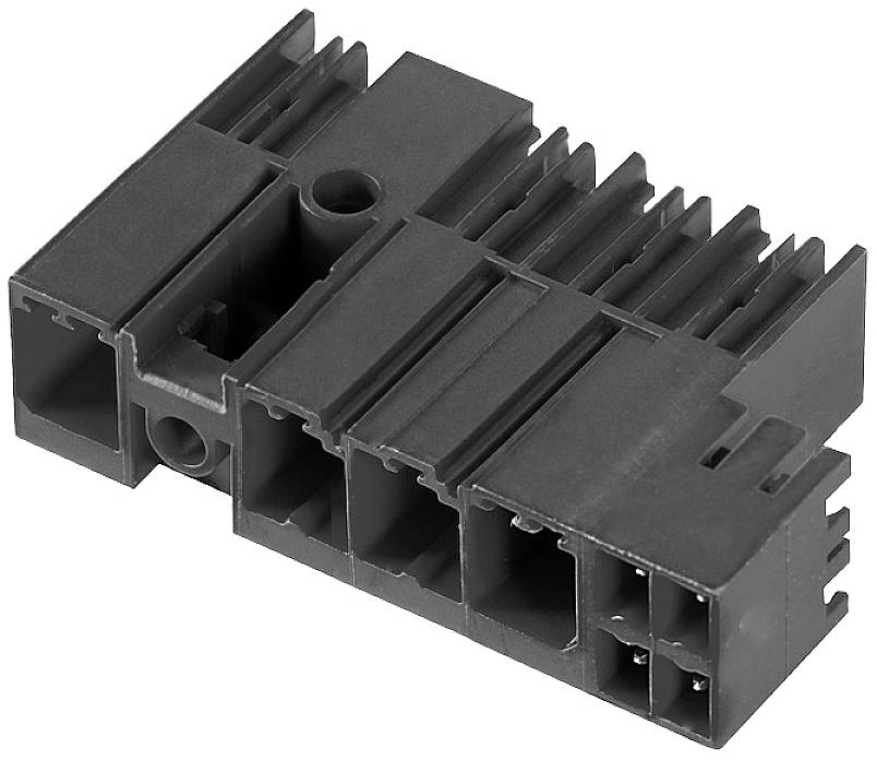 Ein schwarzer Kunststoffstecker mit mehreren Steckplätzen und Rillen, geeignet für elektronische Geräte und Verkabelungen.