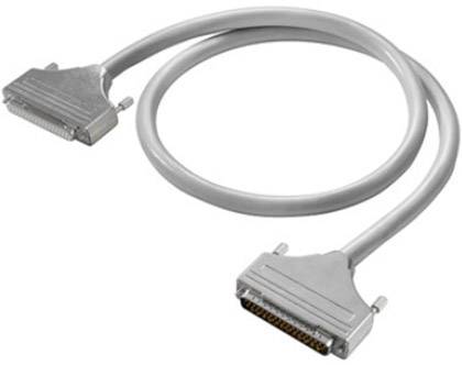 Ein graues SCSI-Kabel mit zwei 68-poligen Steckerenden, die zum Anschluss von Computern und Peripheriegeräten verwendet werden.