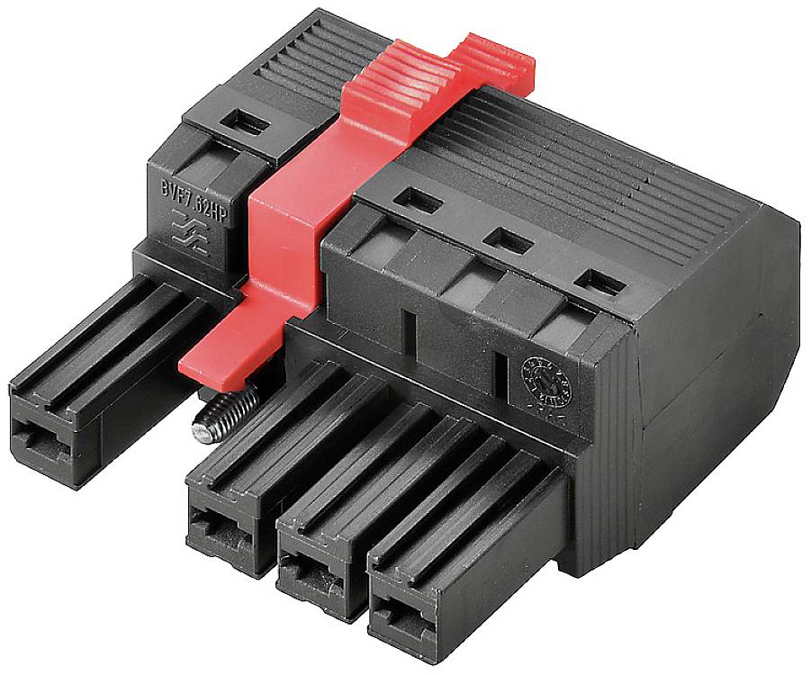 Schwarzer elektrischer Stecker mit rotem Hebel, drei Steckplätze vorne und zwei Steckverbindungen hinten, auf weißem Hintergrund.