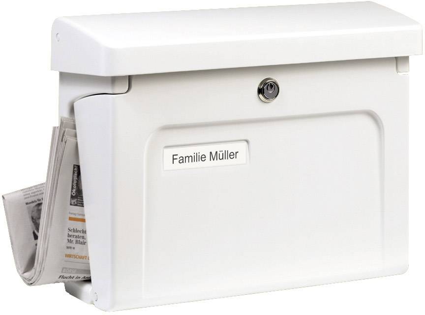 Ein weißer Briefkasten mit einem Schloss und dem Namensschild 'Familie Müller'. Links steckt eine Zeitung im Zeitungsfach.