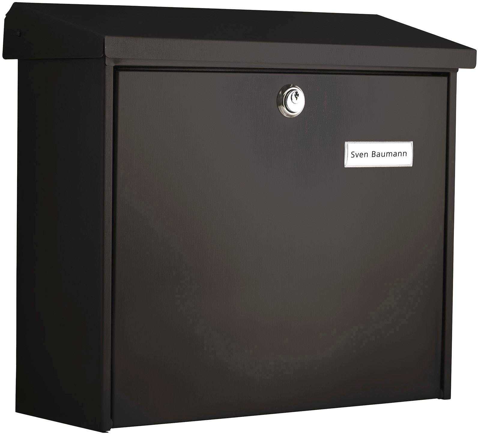 Schwarzer Briefkasten mit verschlossenem Schloss und Namensschild 'Sven Baumann' auf der Vorderseite.