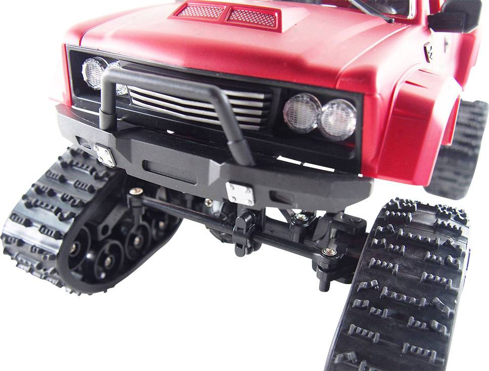 Rotes Spielzeugauto mit Panzerketten statt Reifen, im Vordergrund, auf weißem Hintergrund, zeigt ein robustes Design.