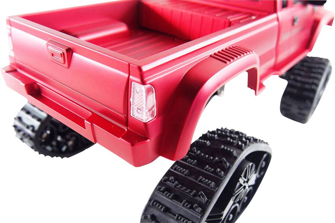Rotes Spielzeugauto mit Raupenreifen anstelle von Rädern, zeigt modernes Design für Offroad-Abenteuer in Miniaturformat.