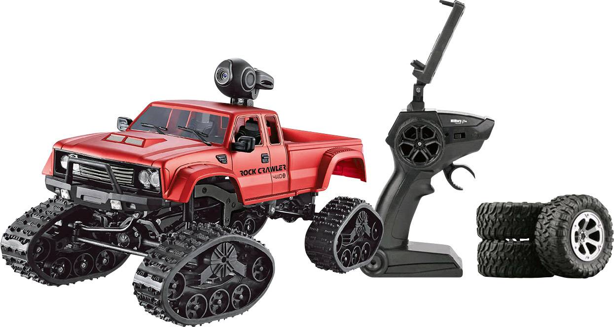 Ein rotes ferngesteuertes Auto mit Kettenantrieb wird zusammen mit einer Fernbedienung und zusätzlichen Reifen gezeigt.