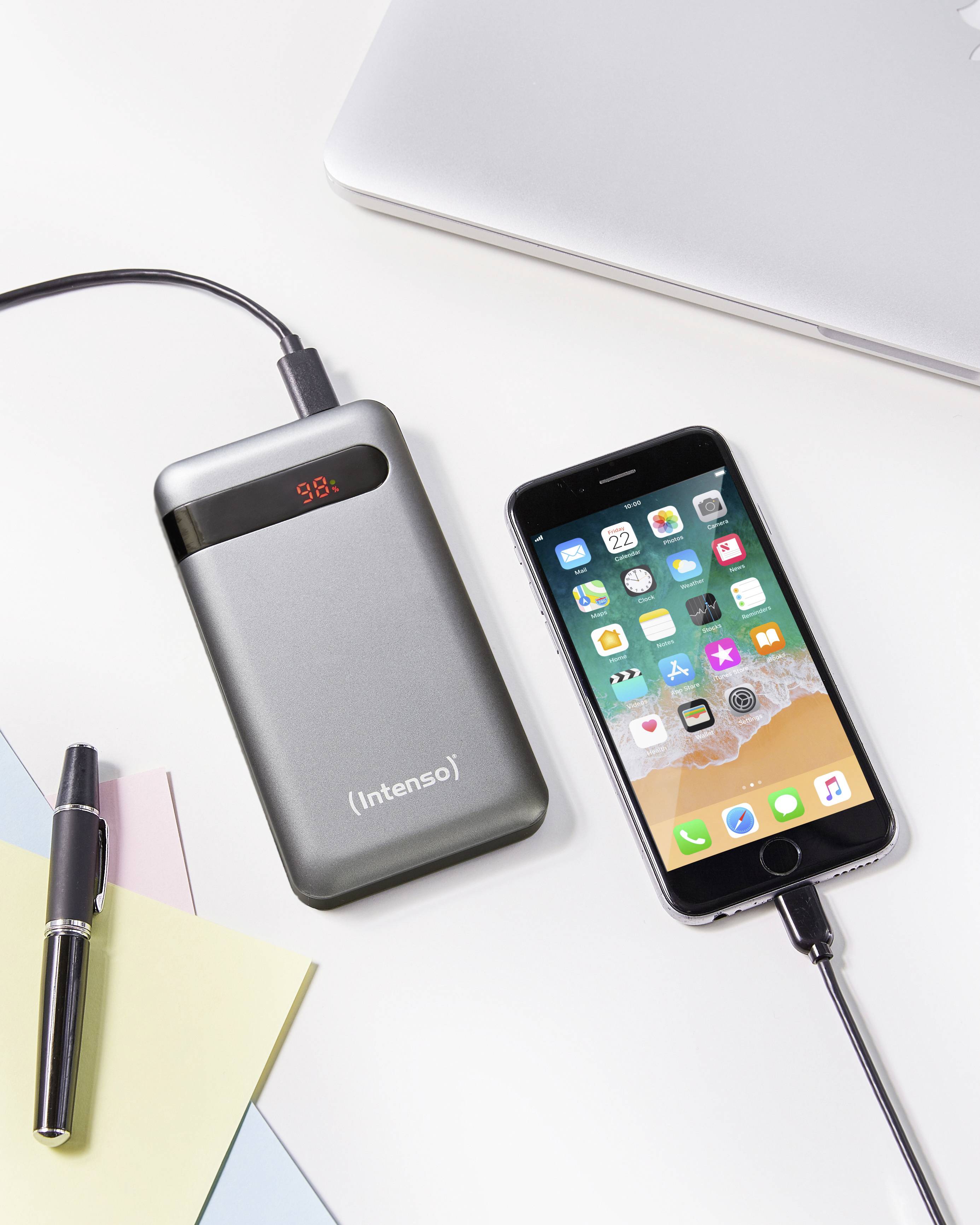 Smartphone wird von einer tragbaren Powerbank geladen, die eine digitale Anzeige mit einer Ladestandanzeige von 98 % hat.