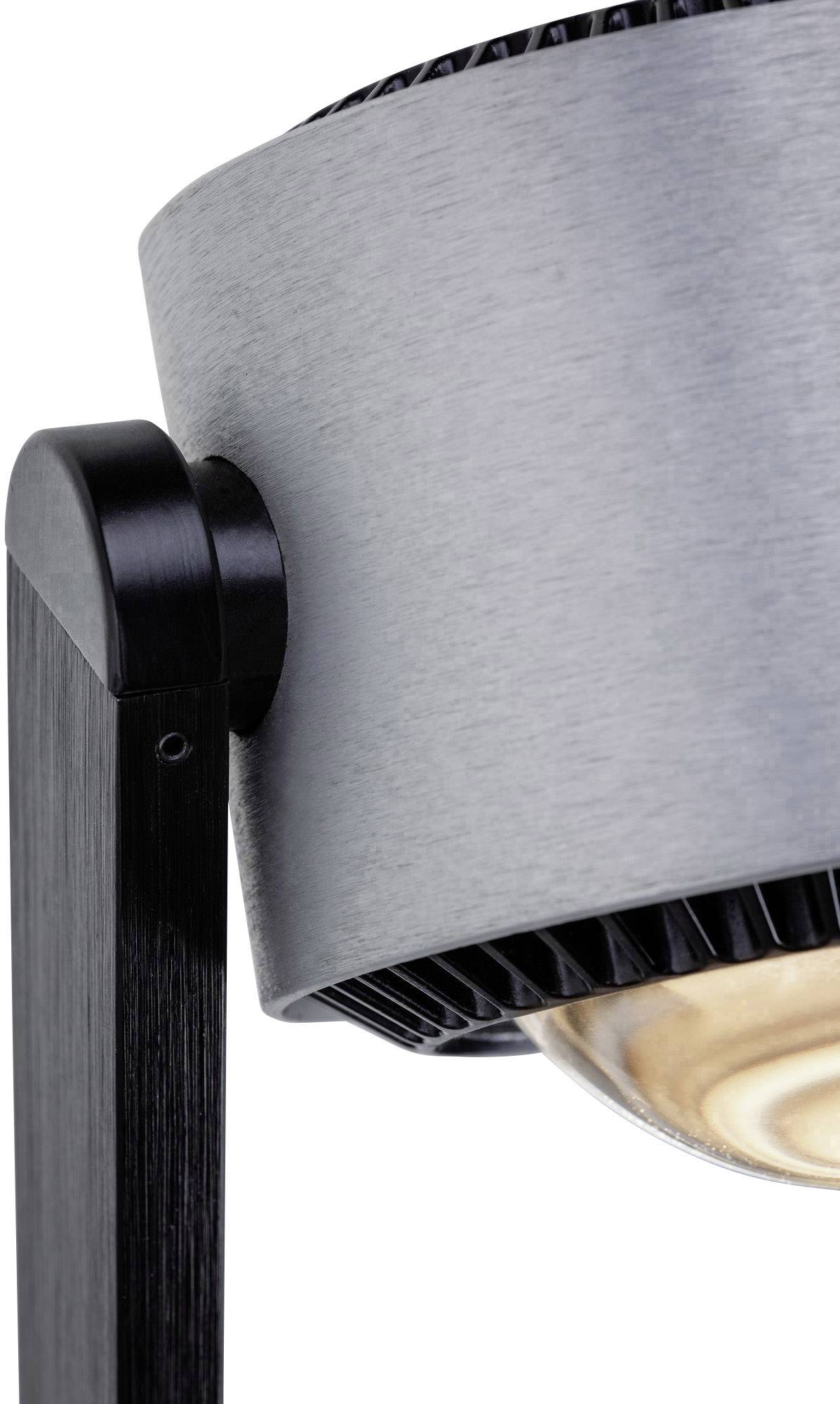 Nahaufnahme einer modernen Lampe mit metallischem Schirm und dunklem Ständer, die das Design-Detail und Material hervorhebt.