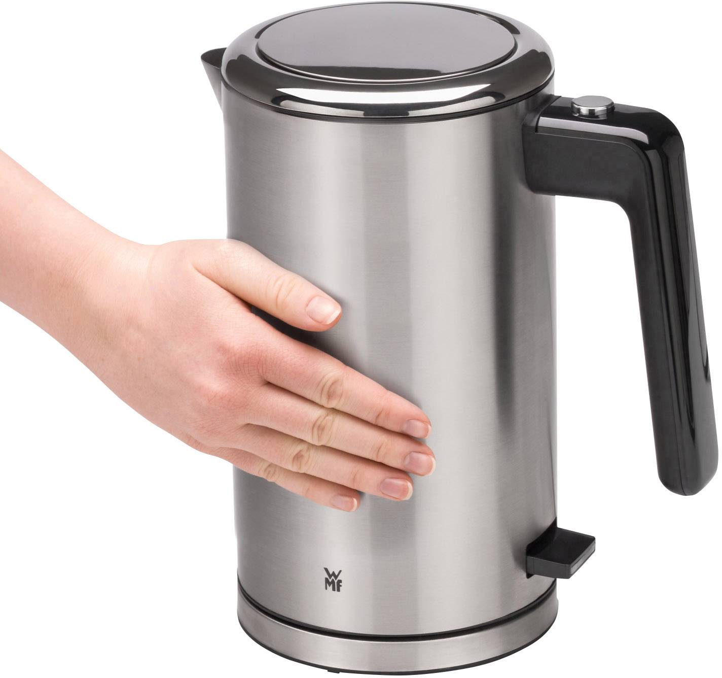 Ein Edelstahl-Wasserkocher mit schwarzem Deckel und Griff wird von einer Hand berührt. Das Design wirkt modern und funktional.