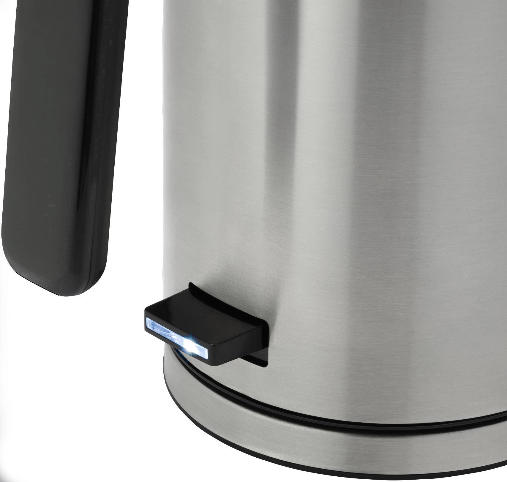 Ein silberner elektrischer Wasserkocher aus Edelstahl mit blau leuchtendem Schalter, sichtbar ist der untere Teil des Geräts.