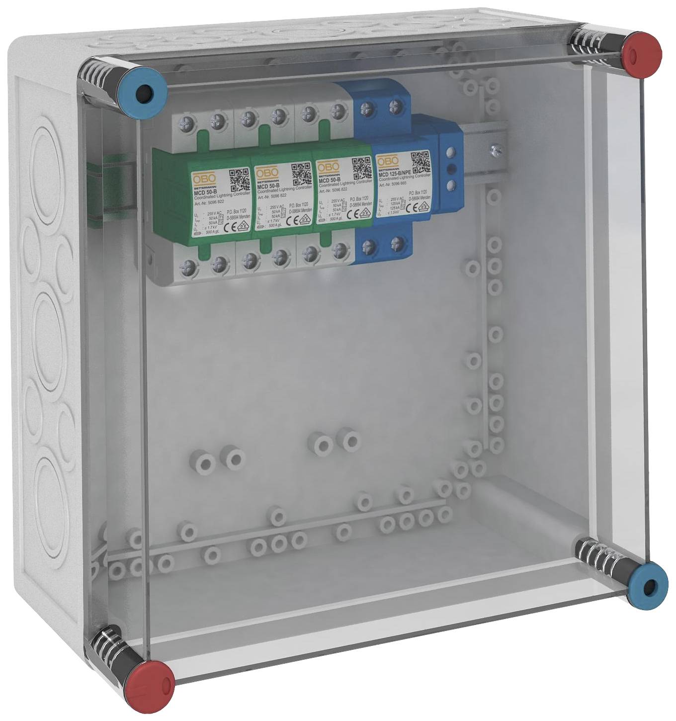 Ein transparenter elektrischer Schaltschrank zeigt vier installierte Sicherungen montiert auf einer blauen und grünen Halterung.