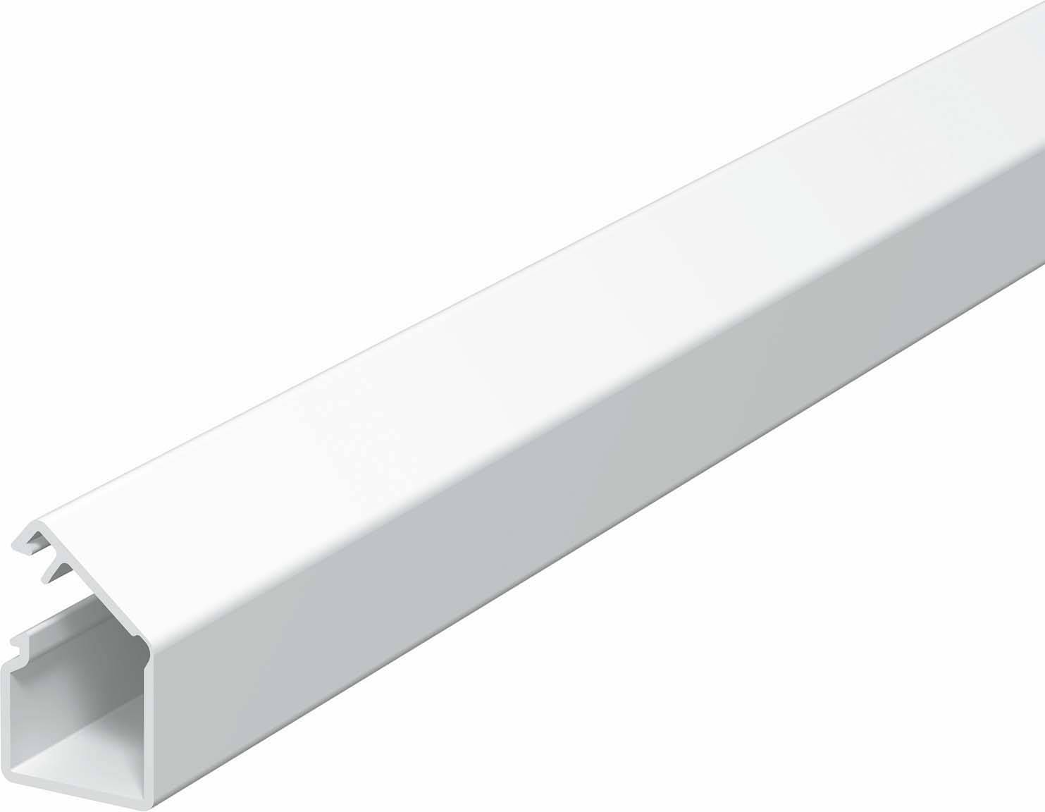 Ein weißer Kabelkanal, der zur geordneten Führung von Kabeln dient. Er ist lang und rechteckig in der Form, aus Kunststoff.