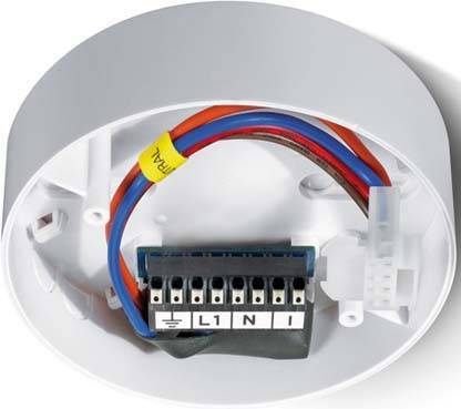 Rundes weißes elektrisches Verbindungsteil mit farbigen Drähten und markierten Anschlüssen 'L', 'N' und 'I'.