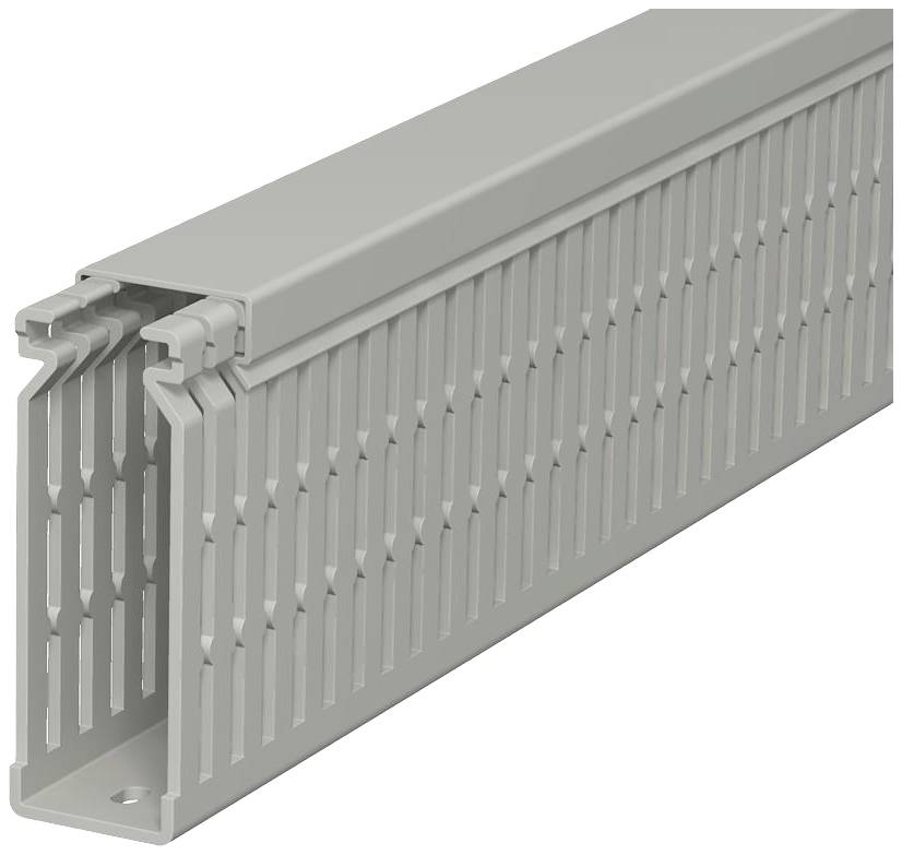 Graues Kabelkanal-Bauteil mit Lüftungsschlitzen, seitliche Öffnungen für Kabel, perspektivische Ansicht von oben rechts.