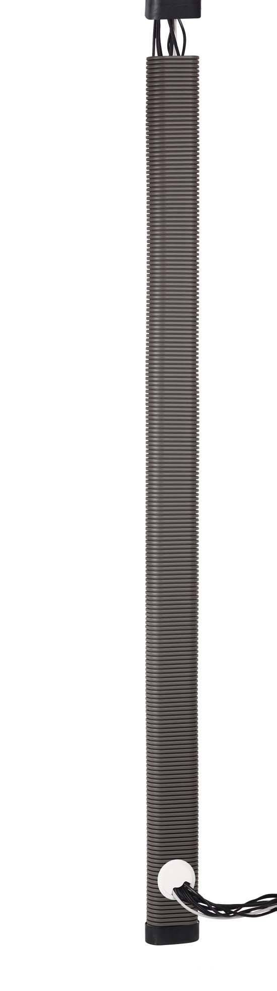 Ein langer, schmaler elektrischer Heizstab mit geriffelter Oberfläche und einem Kabel an einem Ende.