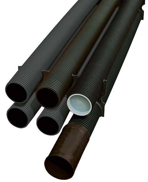 Schwarz-rohrförmige Strukturen, die nebeneinander liegen und vermutlich für industrielle oder bauliche Zwecke geeignet sind.