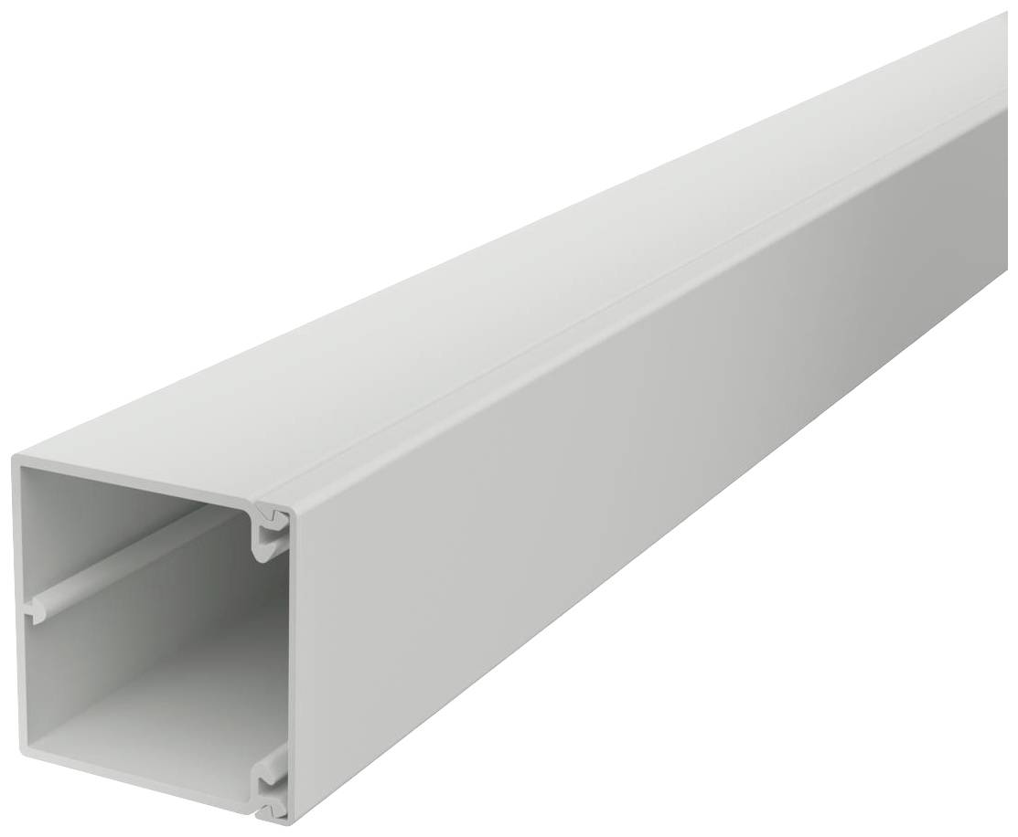 Ein weißer rechteckiger Kabelkanal, der diagonal von unten links nach oben rechts verläuft.