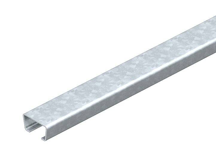 Metallschiene in U-Form, aus galvanisiertem Stahl, wird häufig für Konstruktionen und Befestigungen verwendet.