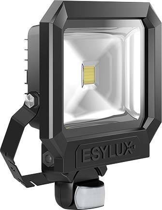 Ein LED-Flutlichtstrahler in schwarzem Gehäuse, montiert auf einem verstellbaren Halter. Aufschrift 'ESYLUX' am Gehäuse.