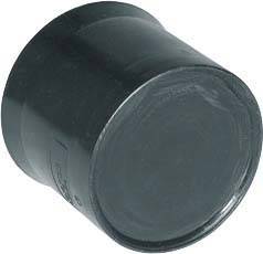 Schwarzer Kunststoffstopfen für ein Rohr, zylinderförmig.