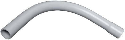 Weiße Kunststoffrohrbiegung mit einem sanften Bogen, verwendet in Sanitärinstallationen.
