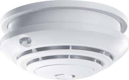 Rauchmelder an der Decke installiert, weiß, rund, mit Lüftungsschlitzen. Essenziell für die Brandsicherheit in Innenräumen.