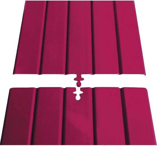 Zwei rote Metallplatten zeigen ein ineinandergreifendes Verbindungsdesign.